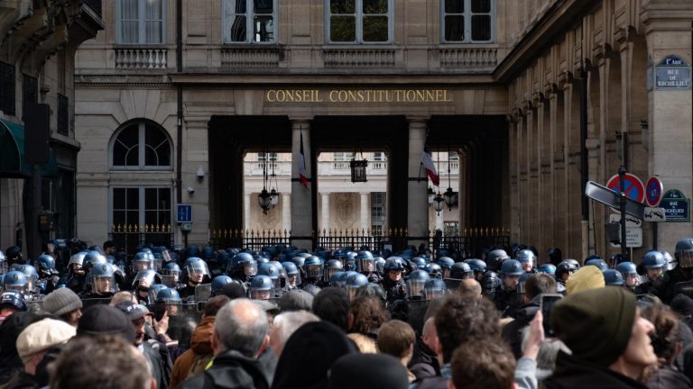 demonstrators block traffic in Marseille and Rouen, a few hours before the decision of the Constitutional Council