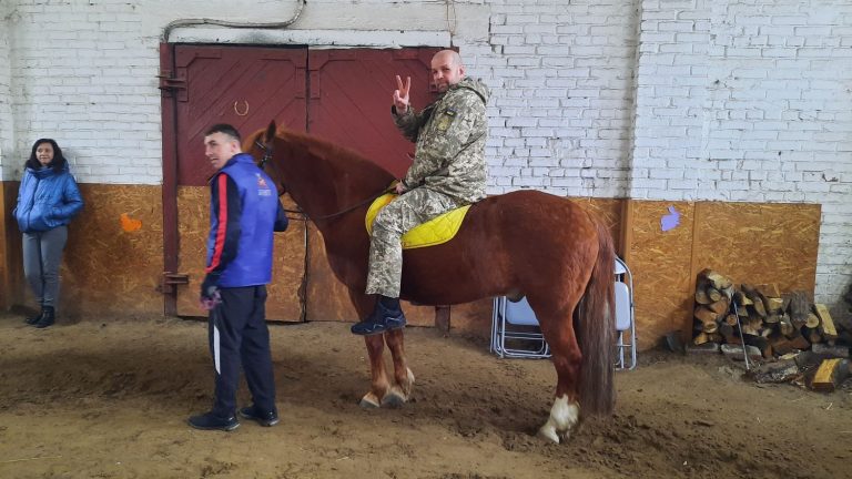 equine therapy “helps us to forget, to clear our minds”, confides a soldier victim of post-traumatic stress