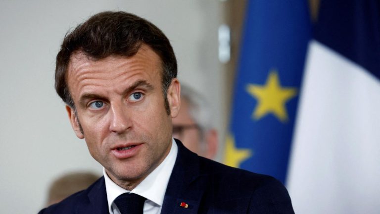 follow the announcements of Emmanuel Macron during this meeting boycotted by a collective of associations