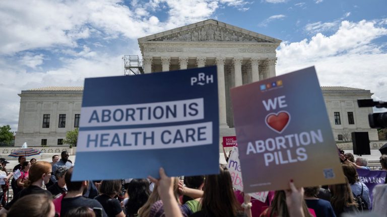 four questions about the Supreme Court decision, which temporarily maintains access to the abortion pill