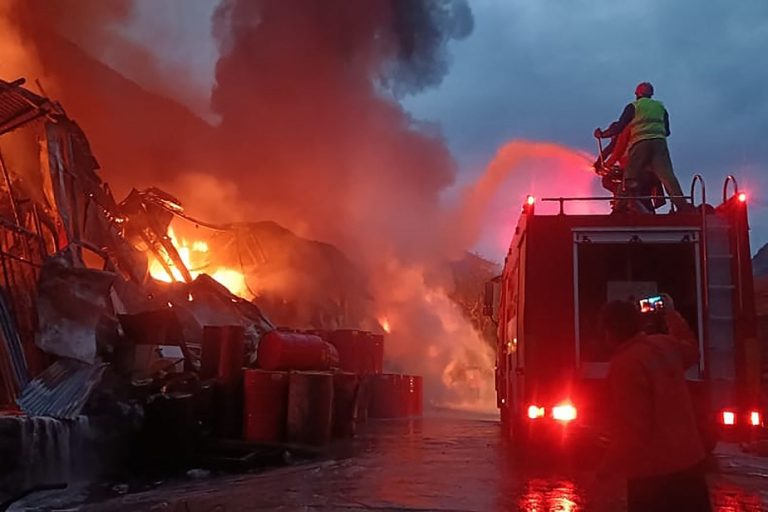 pakistan |  Fire in a Chinese camp used for the construction of a dam