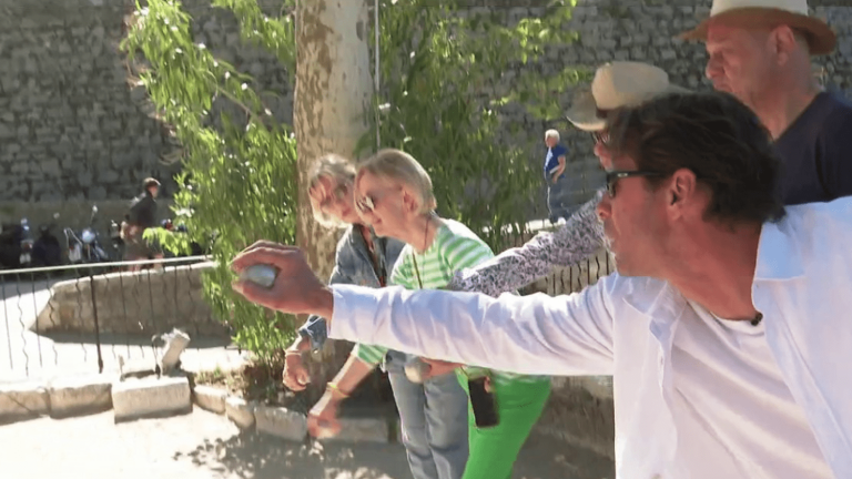 pétanque lessons in the shade of the plane trees