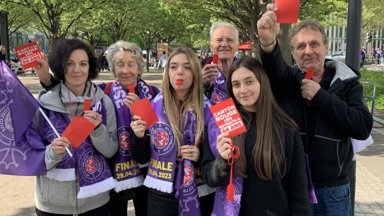 red cards, whistles… In Saint-Denis, social protest remained outside the stadium