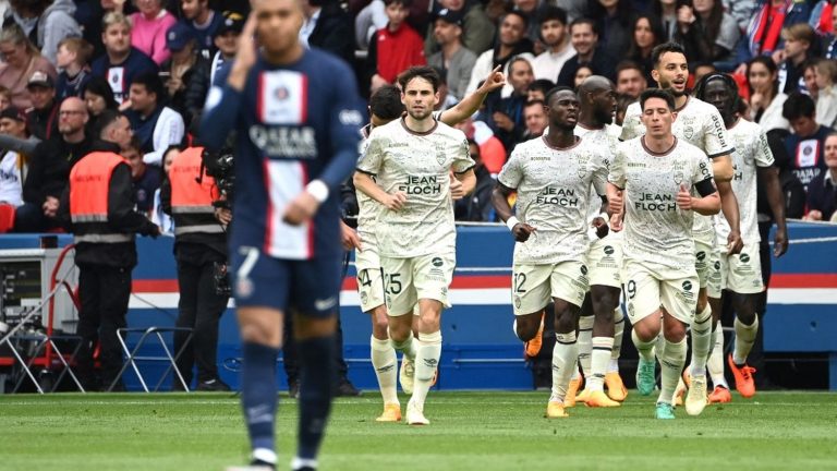 relive the final defeat of the Parisians against the Merlus