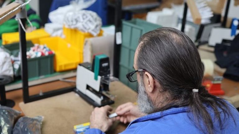 salaried prisoners favor work at the Châteauroux penitentiary center