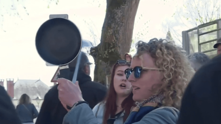 the opponents challenge the government with saucepans