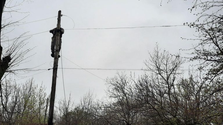 the perilous work of Ukrainian electricians in Donbass