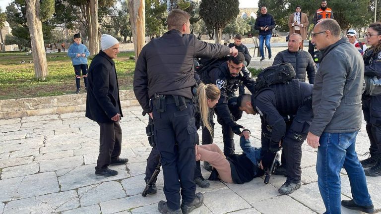 violent clashes erupt in Al-Aqsa Mosque