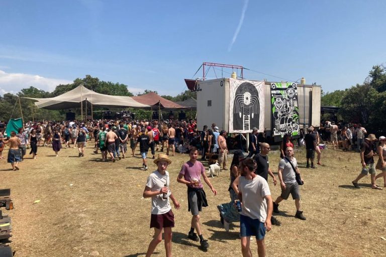 10,000 partying expected and kilometers of traffic jams, a rave-party in progress between Saint-Martin-de-Londres and Viols-en-Laval