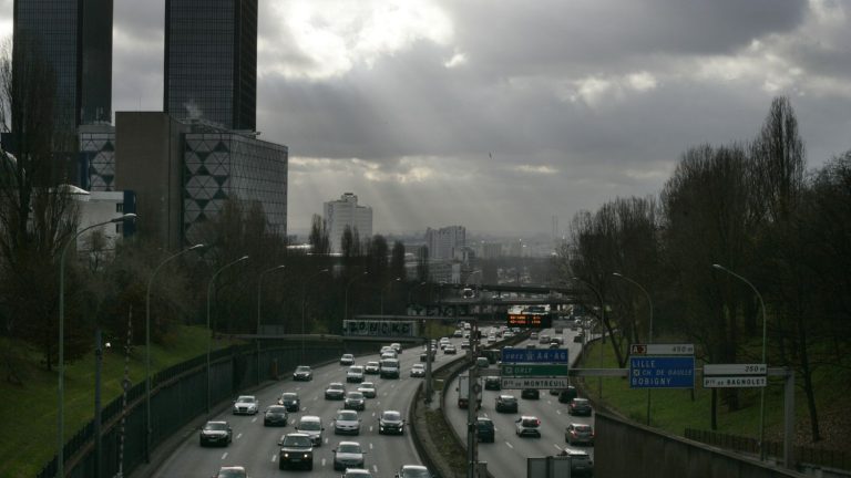 “A city only lives when it is open, when you can cross it and get out of it, a very complicated city project in Paris in the current period”, according to Jean Viard