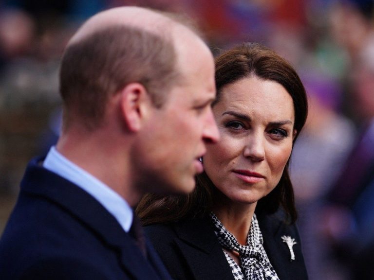 A few days before the coronation of Charles III, an ex-French reality TV star finds himself in the middle of Kate and William!