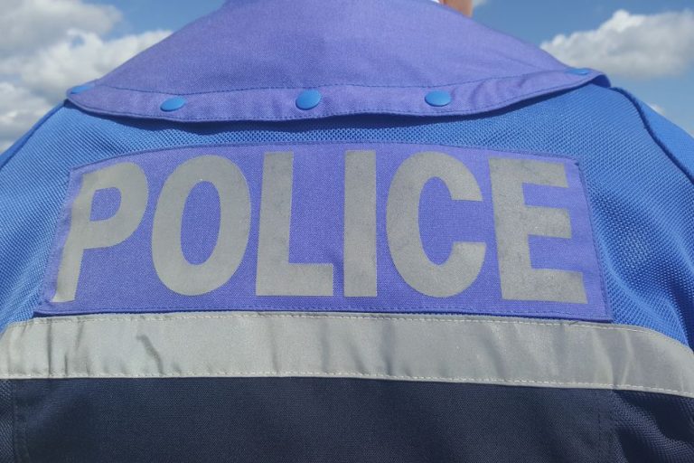 A police officer seriously injured by a fleeing vehicle in La Rochelle.  A call for witnesses is launched