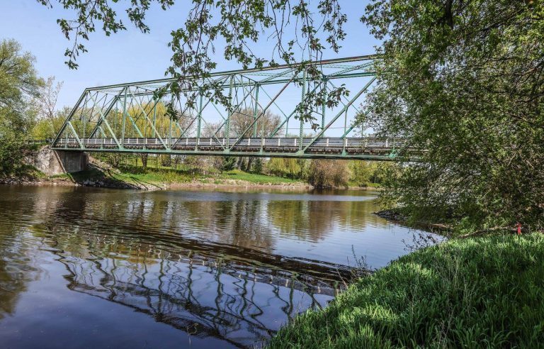 A rare century-old iron bridge soon to be destroyed in Saint-Valérien-de-Milton?