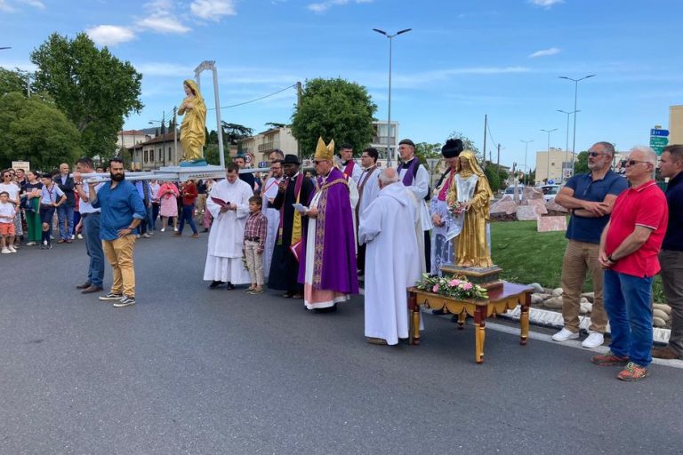 A religious procession organized in Draguignan to “ask for rain”