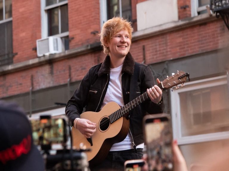 After going to court, Ed Sheeran finds himself with… Laurent Delahousse!