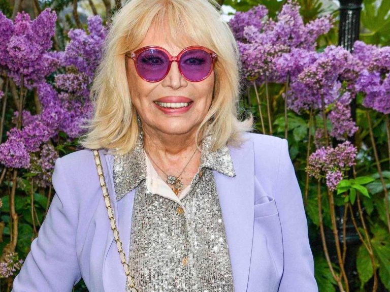 Amanda Lear more motivated than ever, her crazy request … to Booba and Gims!