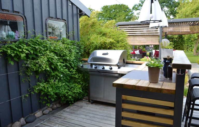 An outdoor kitchen to enjoy the summer