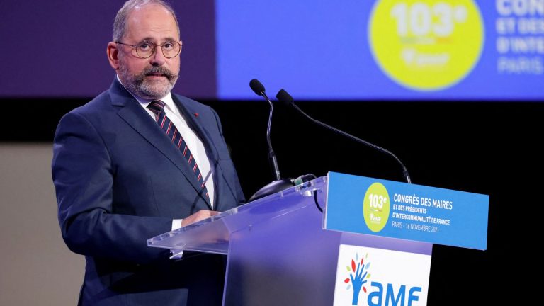 “Between sympathizing and acting to put in place a certain number of things, that’s another thing”, regrets the vice-president of the Association of mayors of France