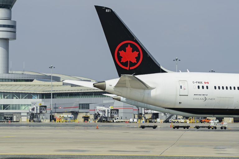 Bilingualism |  The PLQ calls for sanctions against Air Canada