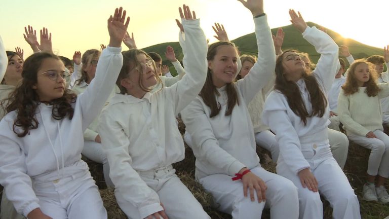 “Carmina Burana” in body tap, the formidable musical performance of the college students of Cambo-les-Bains