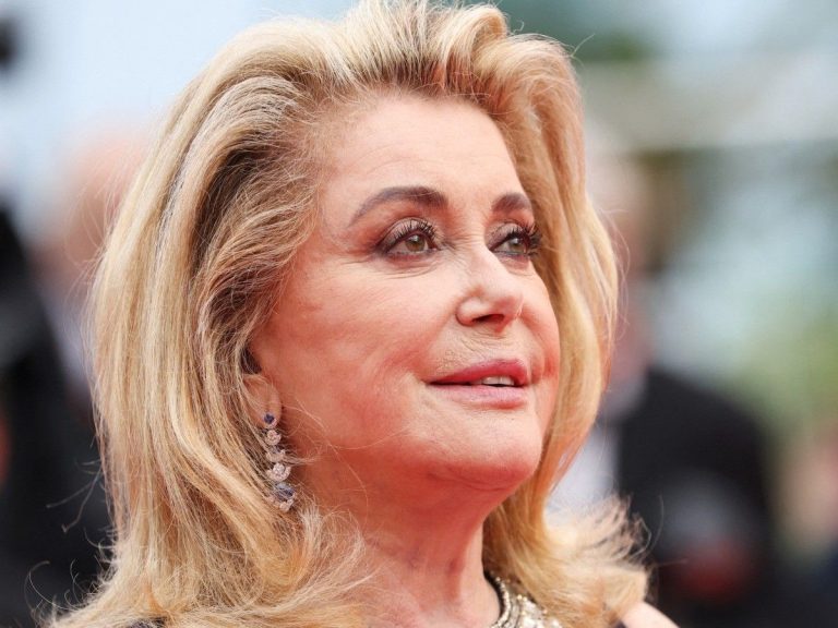 Catherine Deneuve sensational at the Cannes Film Festival, the surprise appearance of her granddaughter Anna… The beauty in heritage