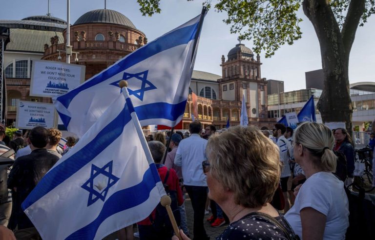 Demonstration of Jews against a Roger Waters concert in Frankfurt