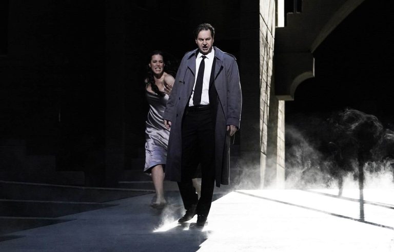 Don Giovanni: sets in the shadows, lights on stage