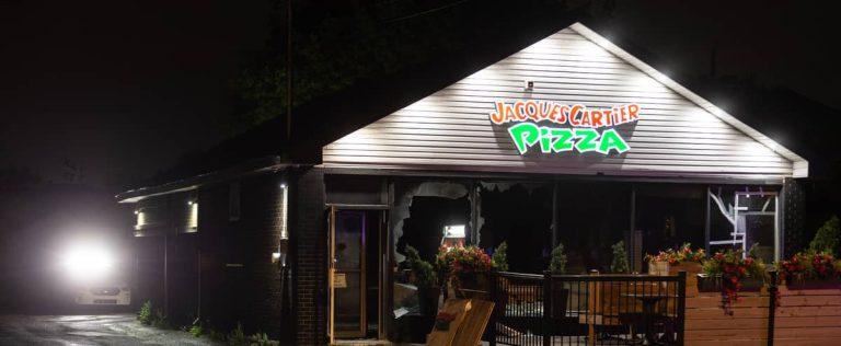 [EN IMAGES] Another pizzeria targeted by a fire, this time in Longueuil