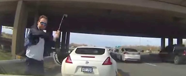 [EN IMAGES] Road rage: he smashes a windshield with a golf club