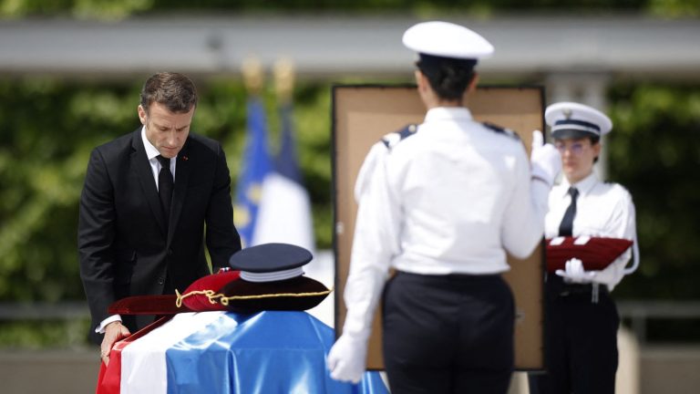 Emmanuel Macron pays tribute to the three police officers killed in the North on Sunday