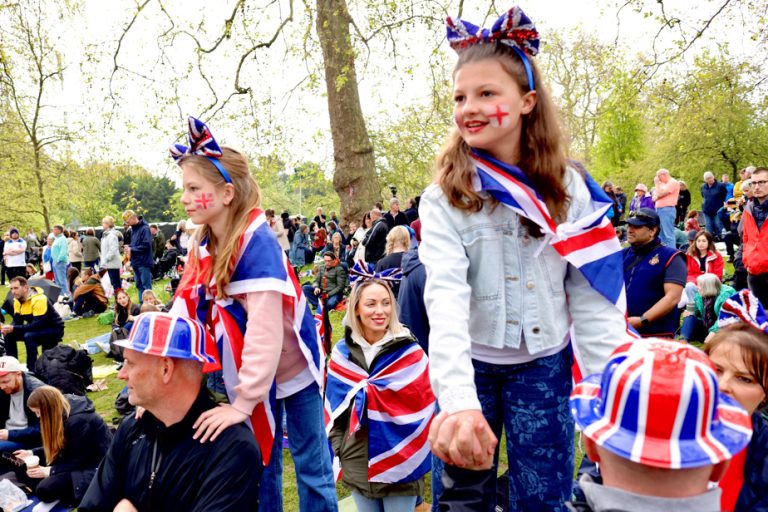 Excitement and fervor on the route of the coronation procession