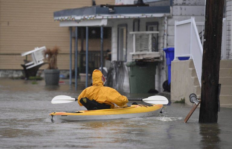 Floods force Gatineau residents to trade cars for kayaks