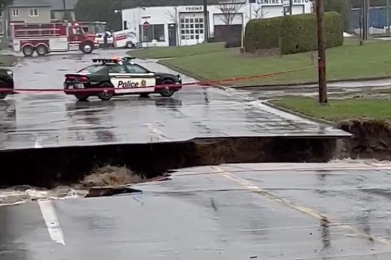 Floods in Charlevoix |  Two firefighters were reportedly swept away