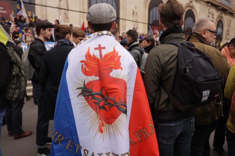 French Action demonstrates in Paris, ban on assembly suspended by justice