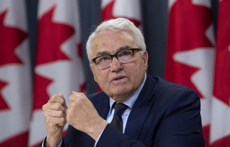 French still abused in the federal public service and at Air Canada, says the Commissioner of Official Languages