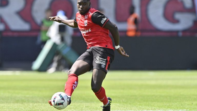 Guingamp player Donatien Gomis refuses to wear the rainbow jersey in support of the fight against homophobia