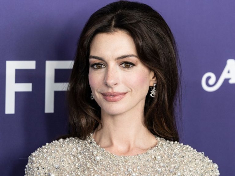 How to wear tweed to copy the look of Anne Hathaway at the Met Gala 2023?