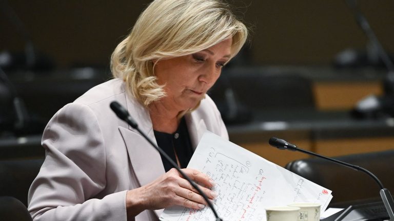 “If it had committed me to anything, I would not have signed”, assures Marine Le Pen