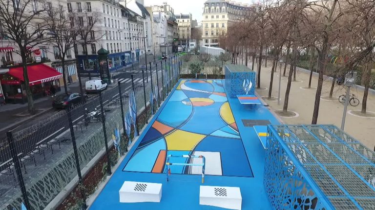 In Le Mans, the street artist Romain Froquet signs a new giant abstract and solar fresco