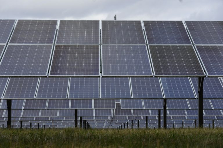 International Energy Agency |  Investments in solar poised to overtake those in oil extraction