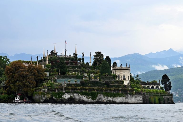 Italy |  People missing after tourist boat sinks