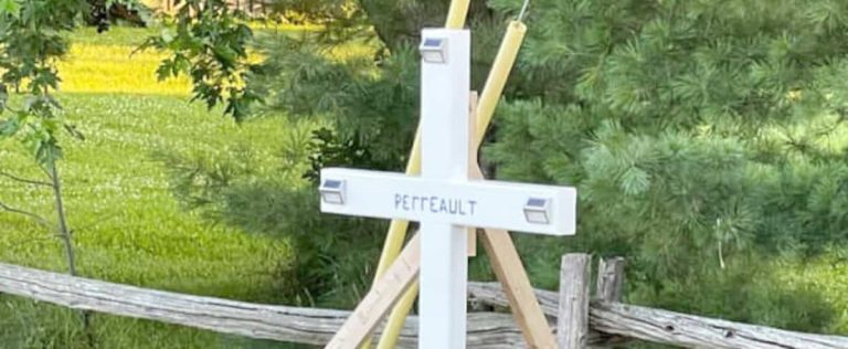 “It’s a free gesture”: a tribute cross torn from the relatives of a deceased person on the road