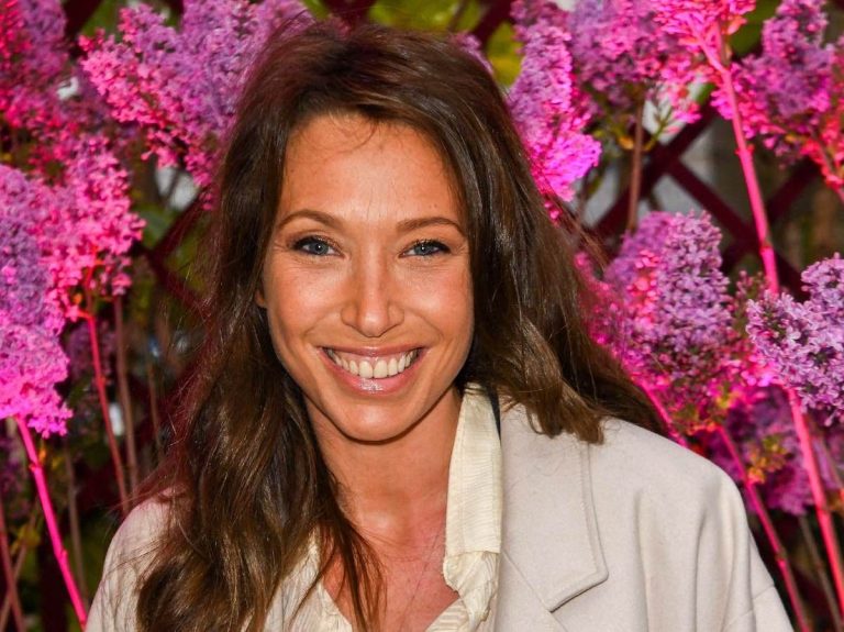 Laura Smet, Johnny Hallyday’s daughter, poses with a cigarette in her mouth to reveal the great fight she managed to win!