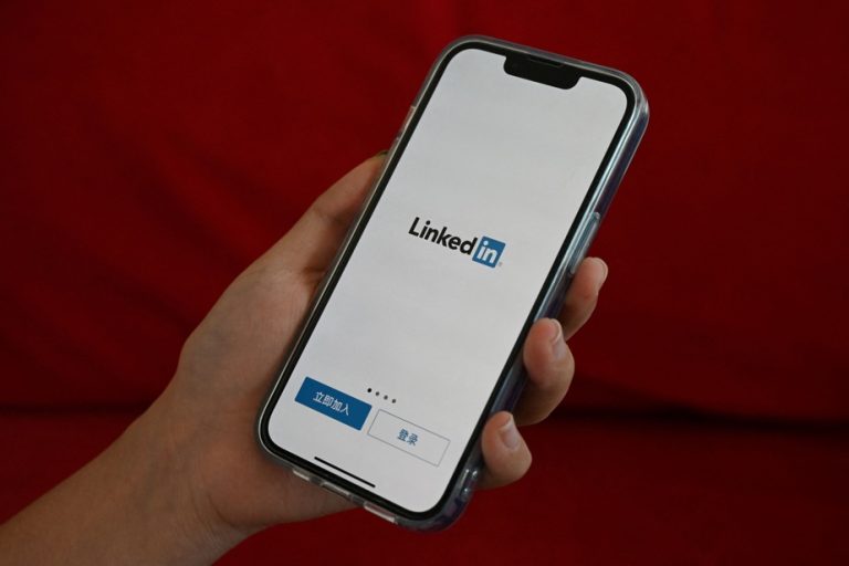 LinkedIn ends its last social network in China