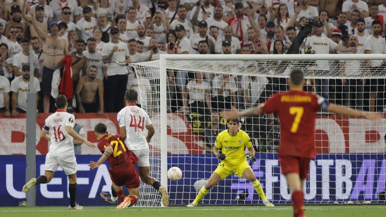 Mancini cheats on his own goalkeeper, Sevilla equalize… Follow the Europa League final