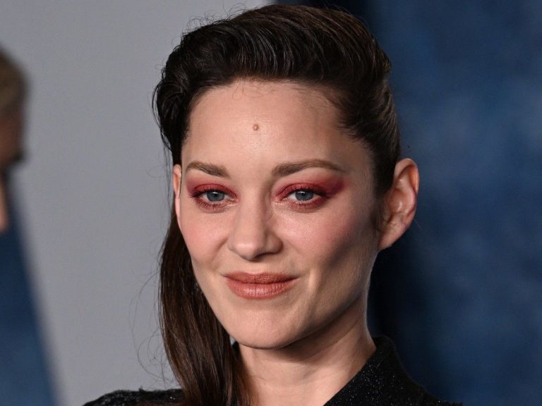 Marion Cotillard without Guillaume but completely transformed hair and very very close to Margot Robbie and Dua Lipa!  -PICTURES