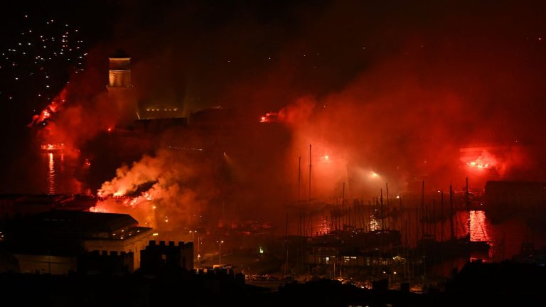 Marseille ignites 21 kilometers of smoke to celebrate the coronation of 1993 in the Champions League