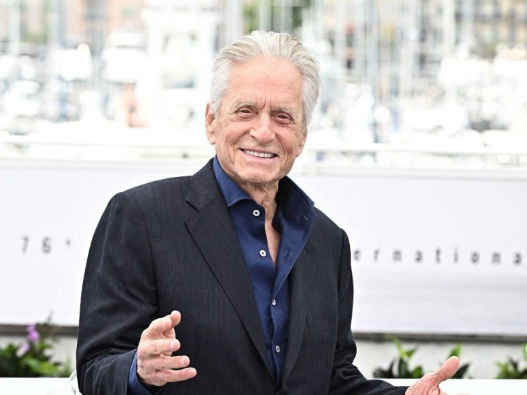 Michael Douglas very fit in Cannes before landing at a star of the JT of France 2 -PHOTOS