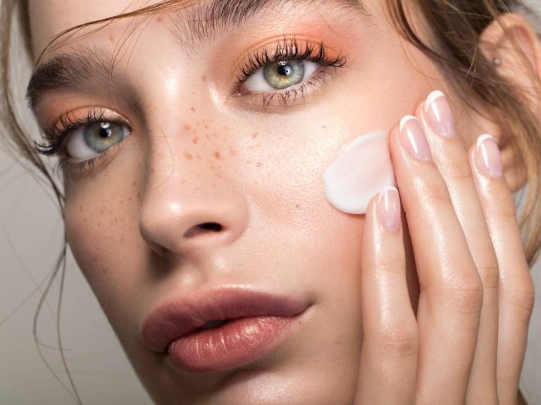 Moisturizing and illuminating, this new anti-redness cream is a hit on the Web