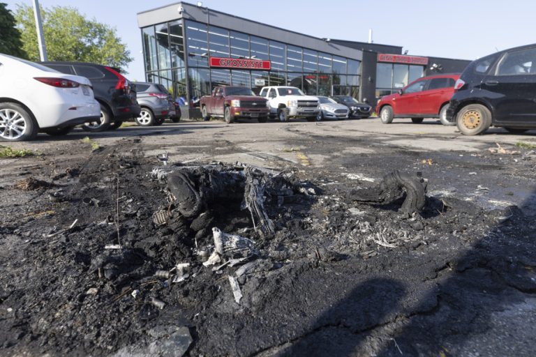 Montreal East |  Two burned cars in front of a business linked to a Mafioso